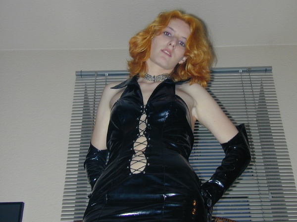 Lackfetisch, Lack Domina, Rothaarige Domina, jung und Dominant 